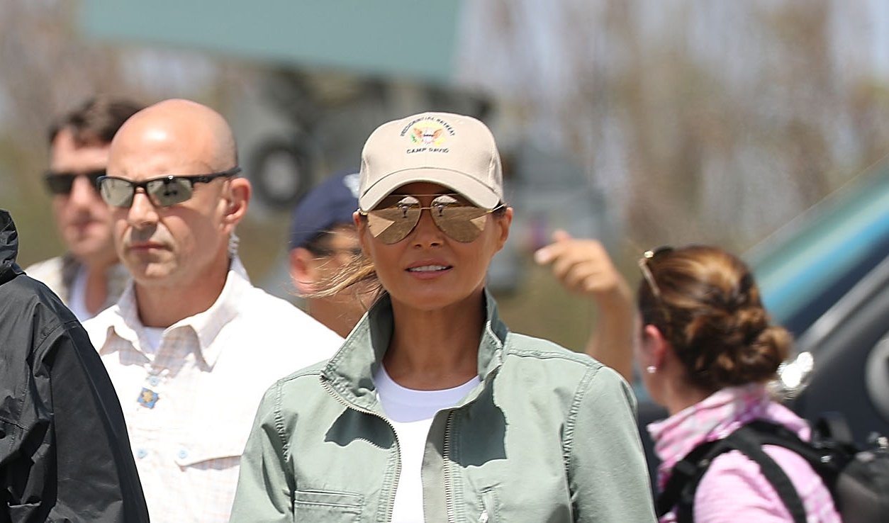 В джинсовой куртке, бейсболке и ботинках: поклонники обсуждают новый наряд Мелании Трамп